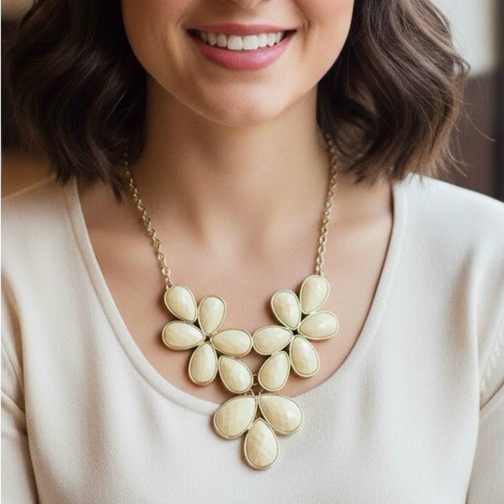 NWT Erica Lyons Gold Tone Cream Ivory Teardrop Resin Statement Bib Necklace NOS